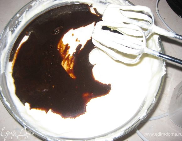 Добавляем сметану. Корицу и растворимый кофе растворяем в гарячей воде, остудить.Добавляем в творожную маcсу и хорошо вымешиваем.