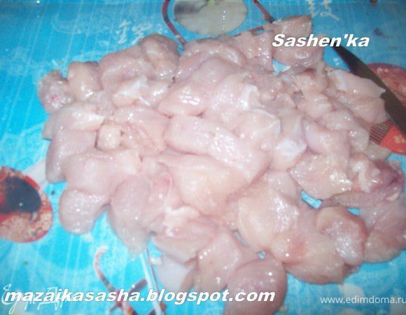 Мой муж любит куриную грудку нарезанную не большими кусочками и обжаренную с перцем и зеленью. В этот раз мне было скучно есть просто куриное мясо и я сделала несколько маленьких кесадилий. Итак, приступим...мясо нарезать небольшими кусочками и обжарить в растительном масле с солью, перцем и сушеными травами (у меня была петрушка)