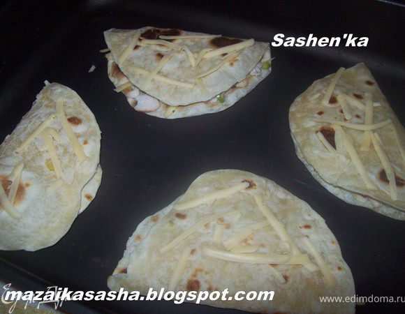 Сворачиваем пополам. сверху кладем несколько полосочек сыра и отправляем в духовку что бы сыр расплавился как внутри так и снаружи