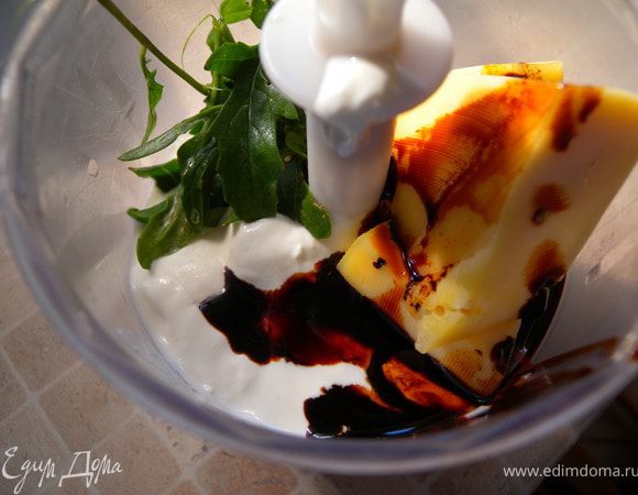 Перебить все ингредиенты в блендере до состояния соуса. 