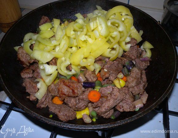 Мясо помыть и порезать на кусочки. Обжарить на сковородке до румяности. Почистить и порезать перец и фасоль. Так же орехи. 