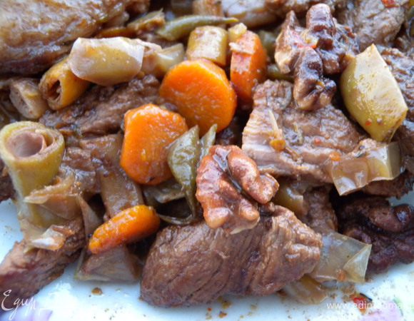 Тушить все вместе добавив немного кипятка до готовности на небольшом огне. 