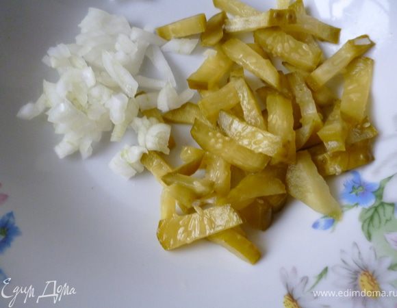 Приготовим начинку:огурчики нарезать вдоль и затем поперек не очень крупной соломкой,луковицу нарезать мелким кубиком,сыр натереть на крупной терке.
