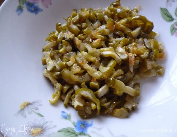 На сковороде слегка обжарить на растительном масле лук,затем добавить огурцы и жарить до полного испарения жидкости,охладить.