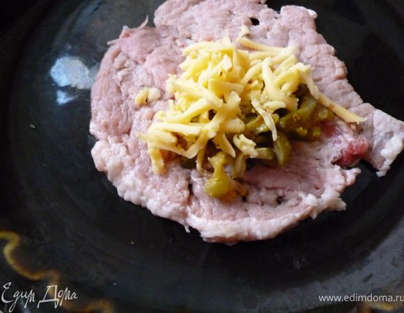 Достаем из холодильника мясо,выкладываем начинку на отбивную и формуем наши рулетики в виде длинной котлетки.Что бы они держали форму и не развернулись во время жарки надо рулетик слегка сжать в руке. 