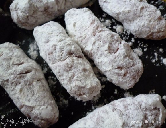 Каждый рулетик хорошо обвалять в муке.