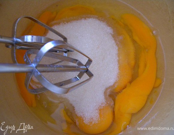 1. Взбить яйца с сахаром (не сильно). 