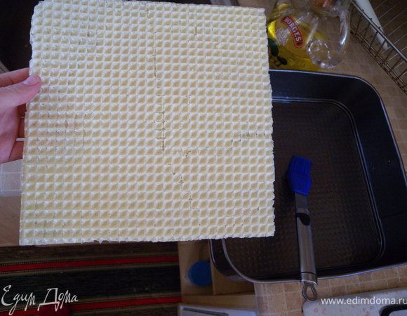 5. Дальше тут мое ноу хау. Для того, чтобы к форме не прилипали сухофрукты  и не только (свежие фрукты), я выстилаю дно вафельным коржом (дно и стенки предварительно смазать растительным маслом. Плюс за счет вафельки возникает дополнительны жорсткость самого пирога. 