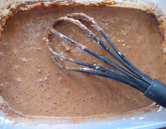 4. Перемешать. Дать постоять, пока нагреется ваша духовка (минут до 10). Если вы увидите, что тесто стало слишком густым - добавьте йогурта или сыворотки. Тесто должно быть как на кекс. 