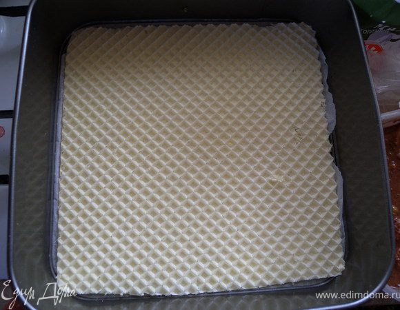 7. Форму смазать маслом растительным. Уложить вафельным листок. Поверх листа распределитель тесто. Скопировано с предидущего рецепта:"5. Дальше тут мое ноу хау. Для того, чтобы к форме не прилипали фрукты, я выстилаю дно вафельным коржом (дно и стенки предварительно смазать растительным маслом. Плюс за счет вафельки возникает дополнительны жорсткость самого пирога."