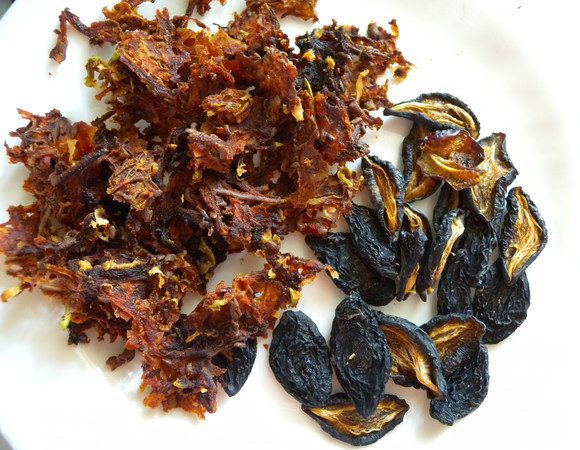 Сухофрукты. Слива и груша. Груша сперва была натерта на терке а потом высушена. 
