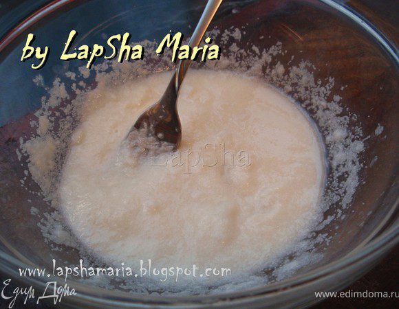 Первым делом манку зальем горячей водой и оставим на некоторое время. Воды должно быть столько чтобы кашка получилось не очень плотной, слегка жидковатой. 