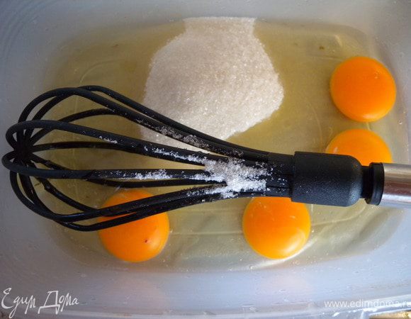 1. Взбить яйца с сахаром. Добавить сыворотку. 