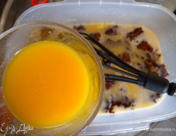 2. Растопить масло (можно в микроволновке). Добавить к жидкости помешивая.Добавить сливу и грушу. 
