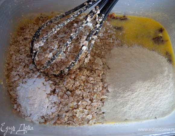 3. Смешать сухие продукты (хлопья, кашу детскую (можно обычный крахмал или рисовую муку. Мне просто нужно было кашу утилизировать - Масяня не хочет ее есть)  и разрыхлитель). 
