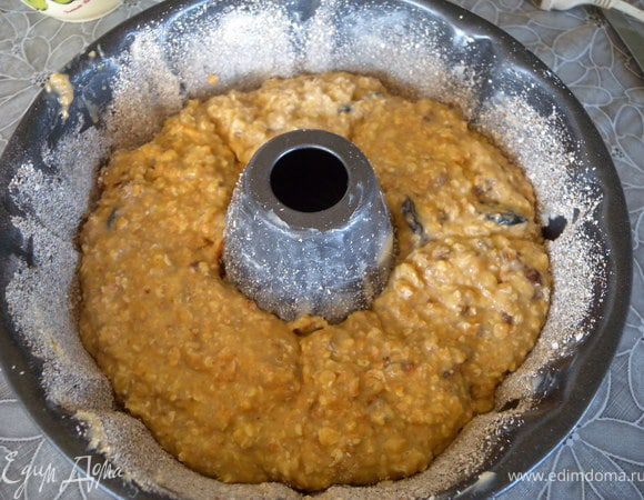 7. Выливаем (раскладываем ложкой) тесто. Разравниваем. 