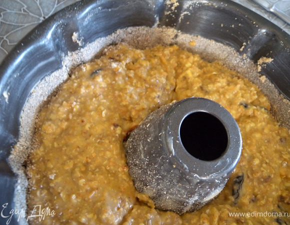 8. Убираем лишнюю присыпку с боков формы. 