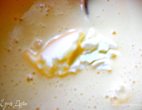 Сначала сделала крем. Самым трудоемким было отделить белки перепелиных яиц от желтков (перепелиные яйца были осознанным выбором, так как из за высокой температуры тела перепелок в яйцах не заводится сальмонелла). Потом растерла желтки с сахарной пудрой до образования достаточно плотной эластичной массы, не "до бела", но близко к этому. В эту массу добавляла маскарпоне по ложечке и перемешивала. Затем влила сливки 38% жирности (без этого вполне можно обойтись, но мне захотелось добавить).
