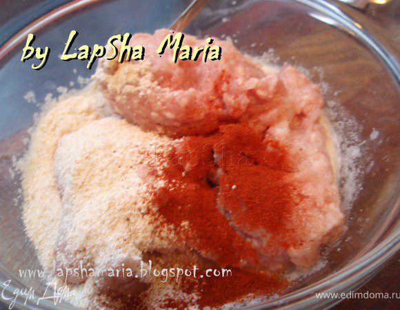 Затем в миску с манкой добавим фарш, хлопья, паприку, сметану, соль и перец. 