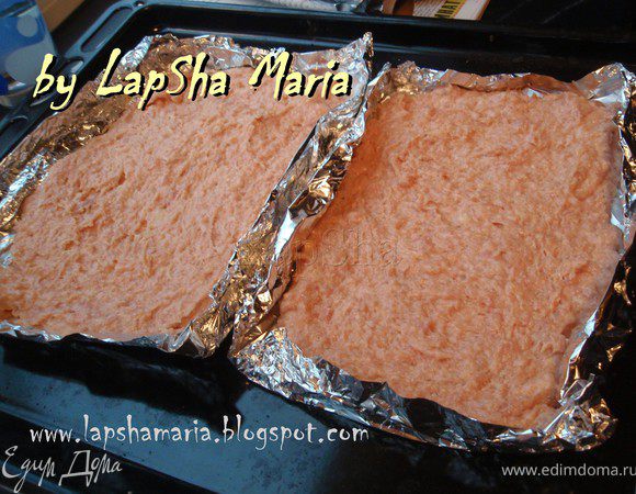 Из фольги сделаем две небольшие прямоугольные формы с бортиками. В них равномерно распределим фарш.Если у вас есть две подходящие круглые или квадратные формы можете использовать и их. И отправим в духовку на 15-20 минут при температуре 200С до готовности. 