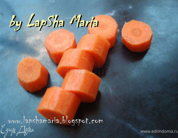 Тем временем нарежем морковь для более быстрого приготовления. Отварим морковь и картофель в мундире в подсоленной воде до готовности.