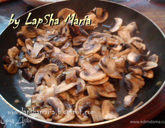 Грибы порежем, обжарим как всегда сначала на сухой сковороде. Когда выпарится вся влага добавим растительного масла немного и нашинкованный лук. Обжарим до румяности на среднем огне.