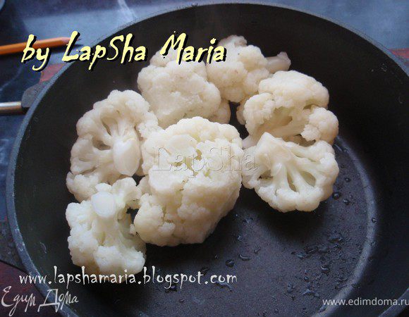 Капусту разберем на соцветия и отварим в подсоленной воде до мягкости. 