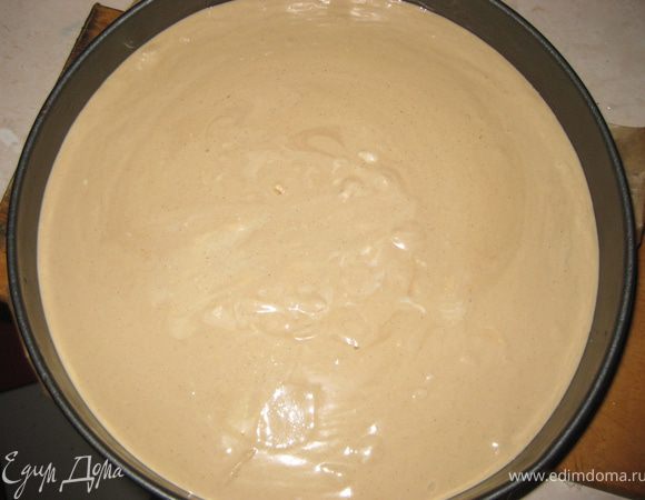 Заливаем масcу в форму с основой, бока смазываем предварительно сливочным маслом. Выпекаем 10 минут при темп.230 градусов, потом уменьшаем температуру до 160 и еще 1-1,20 часа выпекаем. Чизкейк должен сверху схватится.