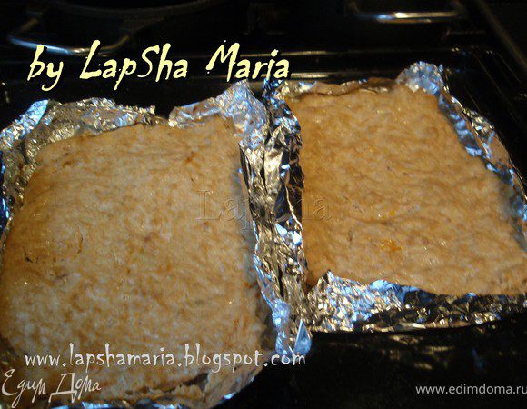 Достаем наши куриные коржи, дадим им немного остыть и достанем из формочек.