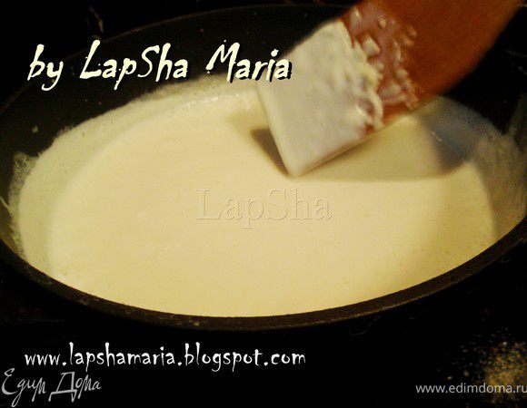 Приготовим соус. Для этого разогреем сливки в сотейнике. Добавим плавленный сыр и постоянно помешиваем. Когда плавленный сыр полностью раствориться в сливках, добавим натертый на мелкой терке сыр моцарелла и мускатный орех. И постоянно помешиваю дождемся пока он расплавится и тоже раствориться в соусе. При необходимости можно добавить ещё сливок. Соус не должен быть слишком густым или слишком жидким.