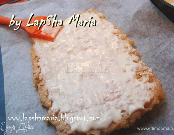 На противень выстелем пекарскую бумагу или пергамент. Положим слой куриного коржа и смажем его при помощи кисточки или лопаточки соусом.