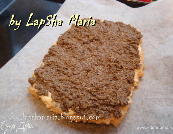 Аккуратно выложим грибной слой, распределим по всех поверхности коржа...