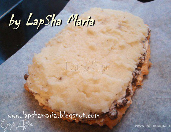 Выложим слой из цветной капусты и тоже покроем соусом...