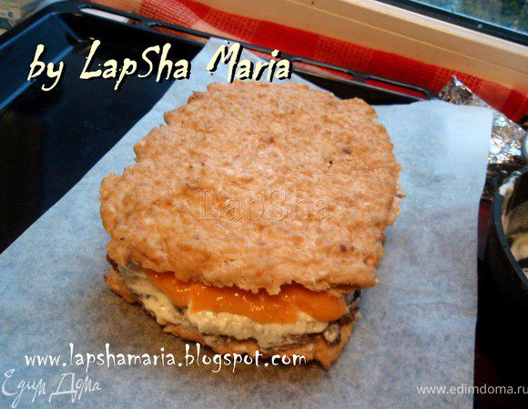 Снова соус и накроем вторым куриным коржом...