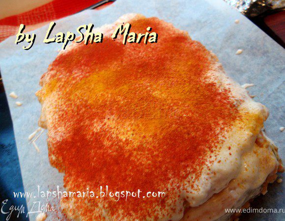 Корж смажем оставшимся соусом и присыплем паприкой и куркумой. Можно украсить на ваш вкус. У меня уже не было особо времени ибо семья стояла над душой) К тому же паприка придает дополнительную вкусовую, легкую нотку. 