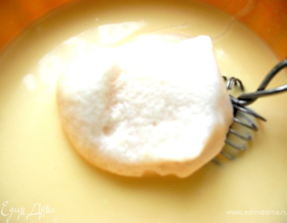 Взбила белки с щепоткой соли и несколькими каплями лимонного сока до крепкой пены. Аккуратно вмешивая, добавила белки в крем. 
