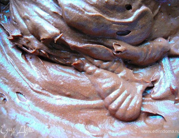 Потом непосредственно сам процесс. В форму, застеленную пищевой пленкой положила слой шоколадного крема. 