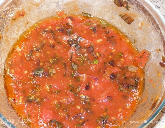 Приготовим соус:
Сольем сок из банки с помидорами. Мелко порубим помидоры из банки (у меня без кожицы), смешаем с соком. Добавим оливковое масло, мелко рубленный базилик, чеснок, тимьян, сахар, соль. Перемешаем.