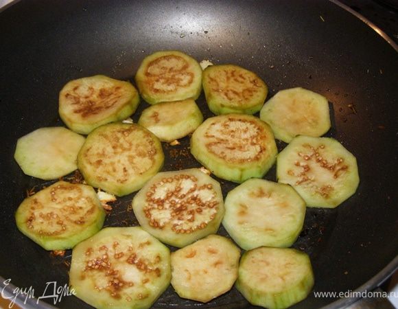 Баклажаны очистим от кожицы, нарежем кружками, посолим, дадим полежать минут 20, смоем соль, высушим в полотенцем. Подготовленные баклажаны обжарим на оливковом масле с чесноком, орегано и розмарином.