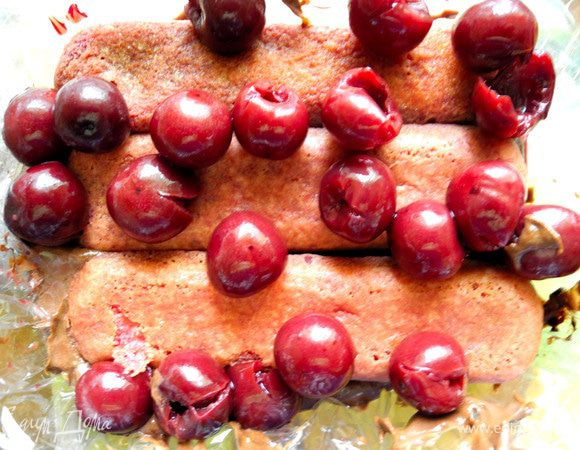 Затем слой савоярди (бисквитного печенья), смоченного в жидкости из "пьяной вишни". На него бросила коньячные "пьяные вишенки". 