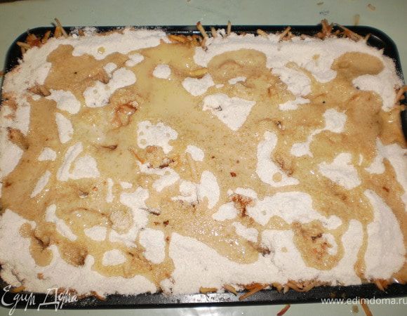 смешать муку,манку,сахар,ванилин,соду.яблоки натереть на крупную терку.на смазанную форму выложить 1/3 сухой смеси,затем половину яблок,снова смесь,яблоки,смесь...полить сверху растопленным маргарином.запекать около часа при темп.180