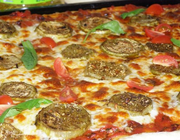 Выпекаем в предварительно разогретой духовке 10-15 минут при 250 градусах до появления красивого колера. Готовую пиццу украсим рукколой и четвертинками помидоров черри.