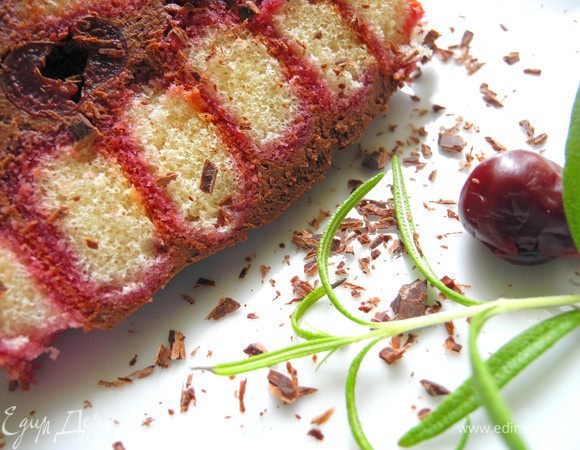 Затем снова слой крема. Слой савоярди. Так можно повторить несколько слоев, пока не закончатся крем и савоярди. Закрыла пленкой и поставила в холодильник на 6-8 часов.Я еще люблю тирамису замораживать. Убираю в морозилку. А перед приходом гостей достаю, чтобы он немного оттаял. Прекрасно сохраняется.