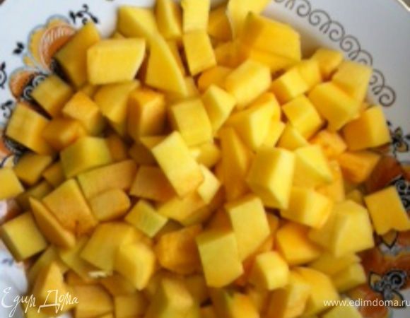 Тыкву чистим и режим на небольшие кусочки.