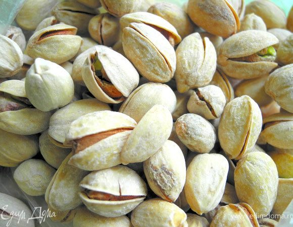 Подготовить фисташки. Идеально, если у вас очищенные. Мне же пришлось ковыряться с ними достаточно долго. Сначала они были такими.