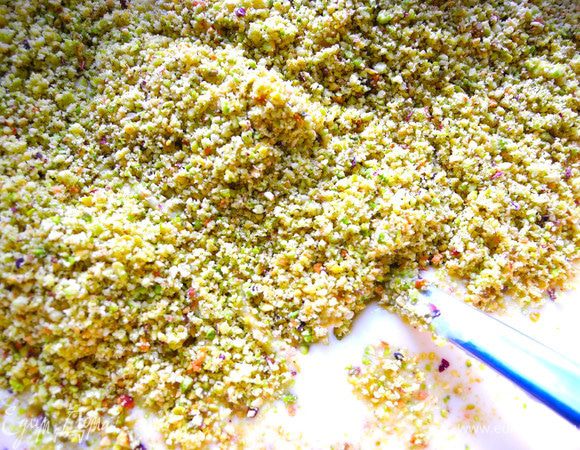 Они у меня были подсоленными, но я их промывать не стала, так как считаю, что капелька соли в десерте не помешает, а лишь оттенит вкус. Я измельчила их в блендере в очень мелкую крошку, но не до муки, хотелось, чтобы крупиночки орехов чувствовались немного. 
