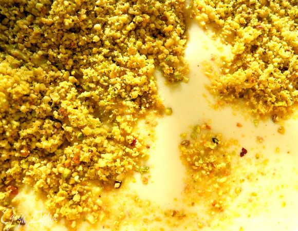 А теперь приготовим крем.Растереть желтки с сахарной пудрой, добавить маскарпоне по ложечке и перемешать. Затем влить сливки 38% жирности, лучше их предварительно взбить, но я не взбивала. Затем добавить в эту массу взбитые до крепкой пены белки. В эту массу аккуратно вмешать измельченные фисташки.