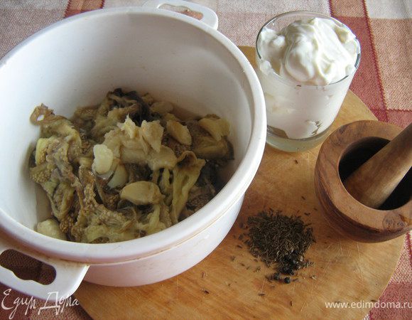 Баклажаны, не очищая, смазать растительным маслом, наколоть вилкой, поместить в духовку, разогретую до 180°С,вместе с головкой молодого чеснока и запекать 25–30 мин. 
Зиру и черный перец прогреть на сухой сковороде до появления аромата, переложить в ступку и растолочь пестиком. 
Горячие баклажаны надрезать вдоль, вынуть ложкой мякоть,чеснок выдавить и переложить всё в чашку, добавить смесь пряностей.Измельчить в пюре с помощью блендера.
Добавить йогурт и оливковое масло, перемешать всё до однородности. Приправить солью.Охладить. Подать с ржаными хлебцами.Приятного аппетита.