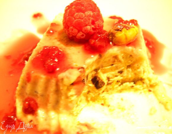 Но и тут захотелось покреативить, вот и дополнила я десерт разными добавками: ягодами, орехами, шоколадом. Замораживались в морозилке они у меня часов 7. Очень вкусным мне показался вариант с кусочками горького шоколада, который я дополнила малиновым соусом. 