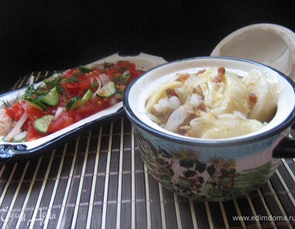 Картофель очистить,положить картофель в кастрюлю от мантоварки(мантышницы),залить холодной водой и поставить вариться.Из яйца,кефира,соды,соли и муки замесить тесто,разделить на две части,каждую часть раскатать,смазать каждый раскатанный круг раст.маслом,свернуть рулетом и нарезать на кусочки.Круги мантышницы смазать маслом и разложить на них галушки.Посмотреть картофель,он должен свариться до полу готовности.Вытащить картофель,добавить в кастрюлю воды,довести до кипения и поставить на кастрюлю круги с галушками.Готовить на пару 20-25 минут.А пока нарезать сало маленькими кубиками,обжарить на раскалённой сковороде до шкварок,добавить нарезанный лук,жарить до готовности.В порционные горшочки положить картофель,сверху галушки и залить растопленным салом,шкварками и луком,поставить в разогретую до 200С духовку на 10 мин.Подавать с салатом из свежих овощей.
P.S.Если нет горшочков,то можно сделать проще.Картофель сварить до готовности,выложить в глубокую посуду,сверху готовые галушки и залить луком со шкварками.Приятного аппетита!